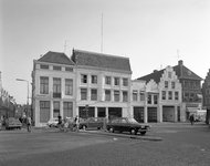 80167 Gezicht op de brandweerpost aan de Korte Minrebroederstraat te Utrecht, uit het westen; geheel links de hoek van ...